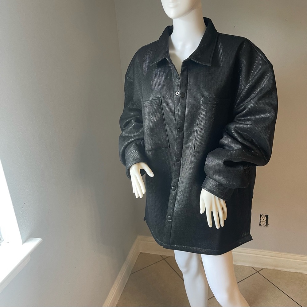 Black Metallic Snap-Button Shacket
Size xxl
For Men 
New
Brand is Forever 21 - Picture 5 of 11